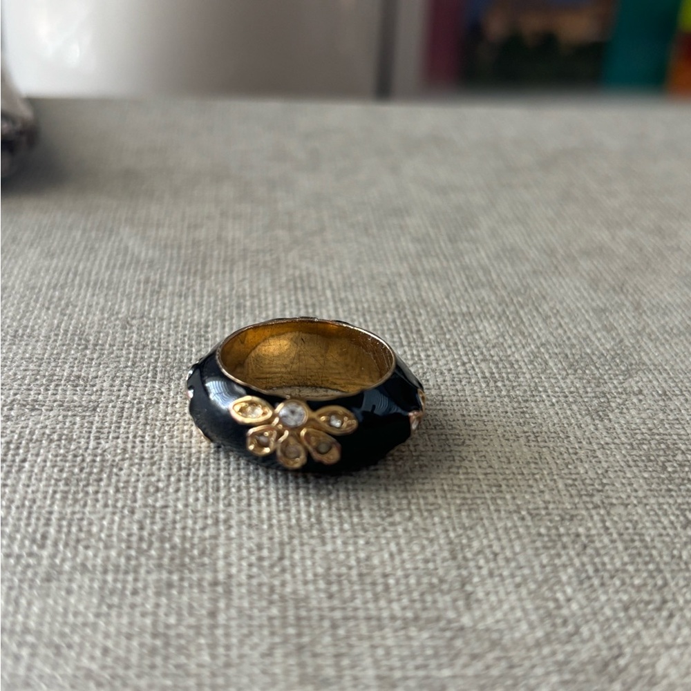 Elegant Black and Gold Floral Ring